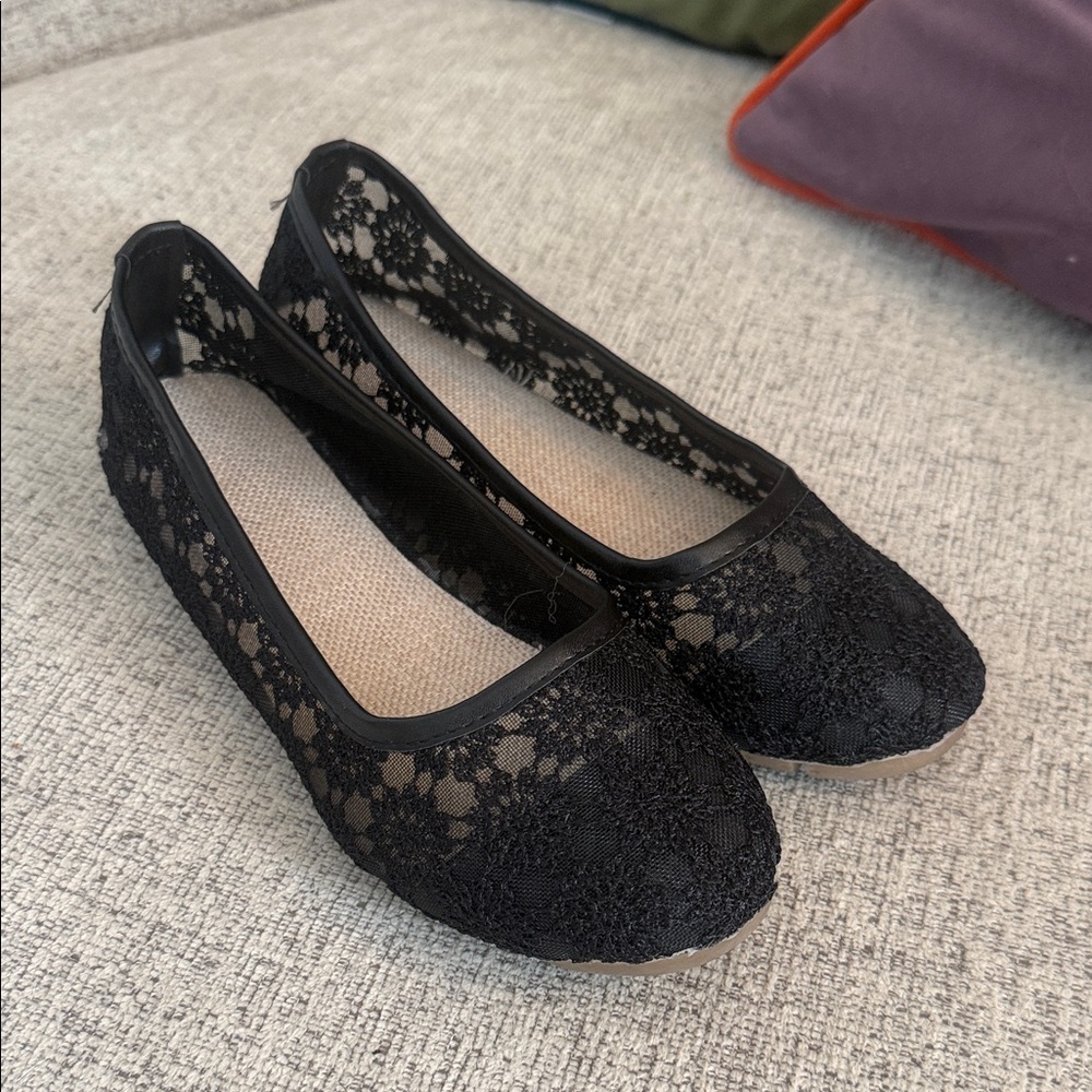Chic Black Lace Women's Flats - Picture 1 of 2